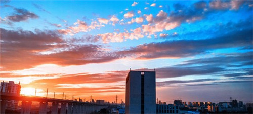 翅里翅外鸡翅包饭可不可以加盟，中式快餐知名不错加盟品牌有哪些